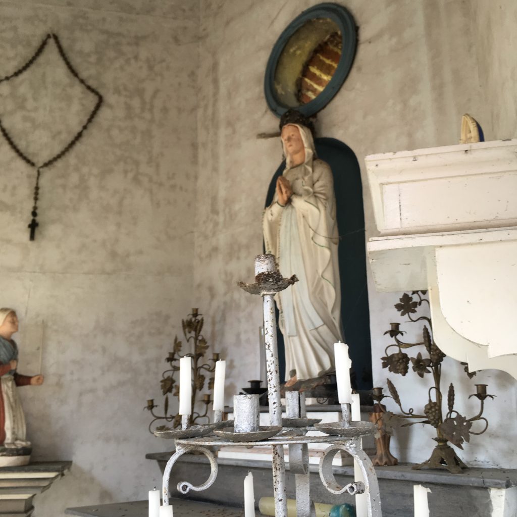 Intérieur de la chapelle N.D de Lourdes 