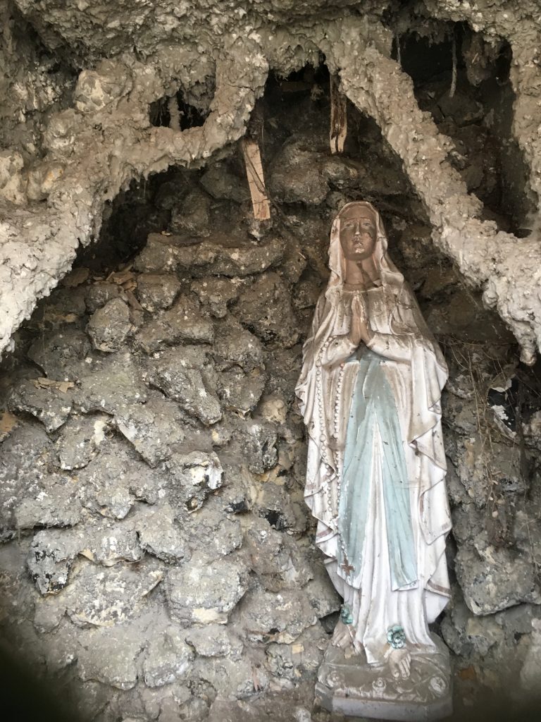 Intérieur de la chapelle N.D de Lourdes
